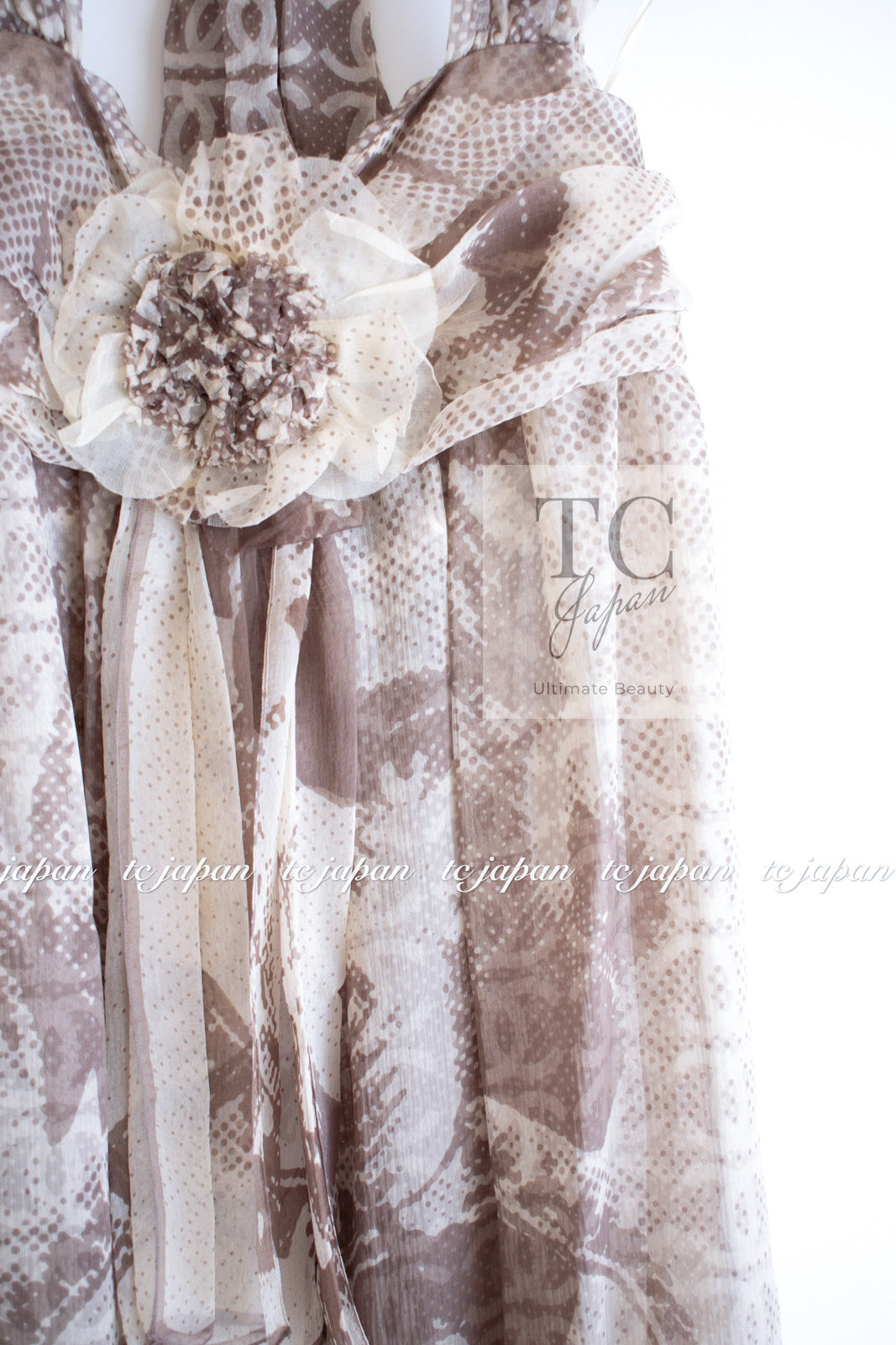 CHANEL 10C Brown Lion Camellia CC Logo Silk Dress 38 シャネル ブラウン ライオン カメリア CC ロゴ 柄 ホルターネック シルクワンピース 即発 - TC JAPAN