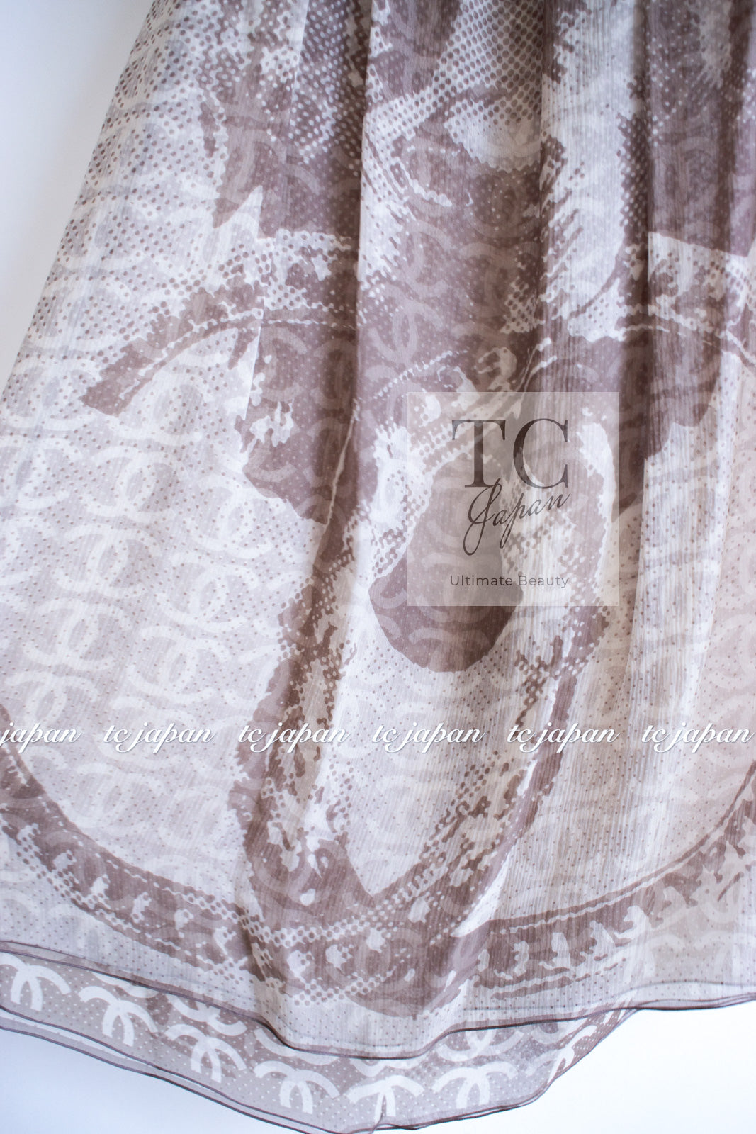 CHANEL 10C Brown Lion Camellia CC Logo Silk Dress 38 シャネル ブラウン ライオン カメリア CC ロゴ 柄 ホルターネック シルクワンピース 即発 - TC JAPAN