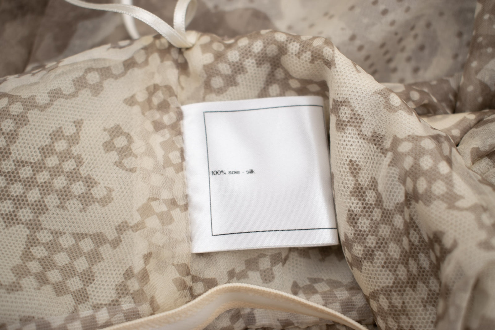 CHANEL 10C Brown Lion Camellia CC Logo Silk Dress 38 シャネル ブラウン ライオン カメリア CC ロゴ 柄 ホルターネック シルクワンピース 即発 - TC JAPAN