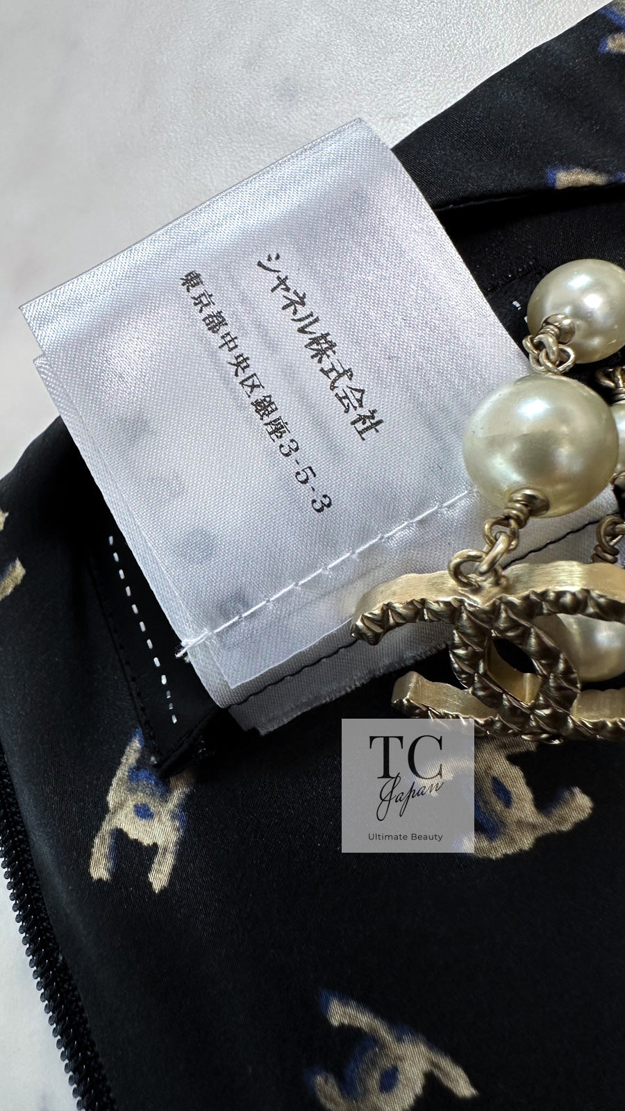 CHANEL 12A Smokey Brown Gray Silk CC Logo Dress 38 シャネル 淡い ブラウン グレー シルク CCロゴいっぱい ワンピース 即発