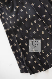 CHANEL 12A Smokey Brown Gray Silk CC Logo Dress 38 シャネル 淡い ブラウン グレー シルク CCロゴいっぱい ワンピース 即発