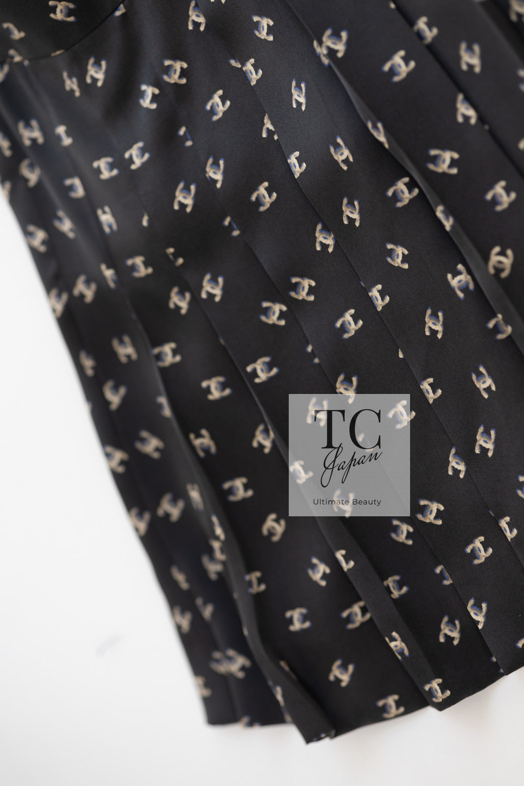CHANEL 12A Smokey Brown Gray Silk CC Logo Dress 38 シャネル 淡い ブラウン グレー シルク CCロゴいっぱい ワンピース 即発