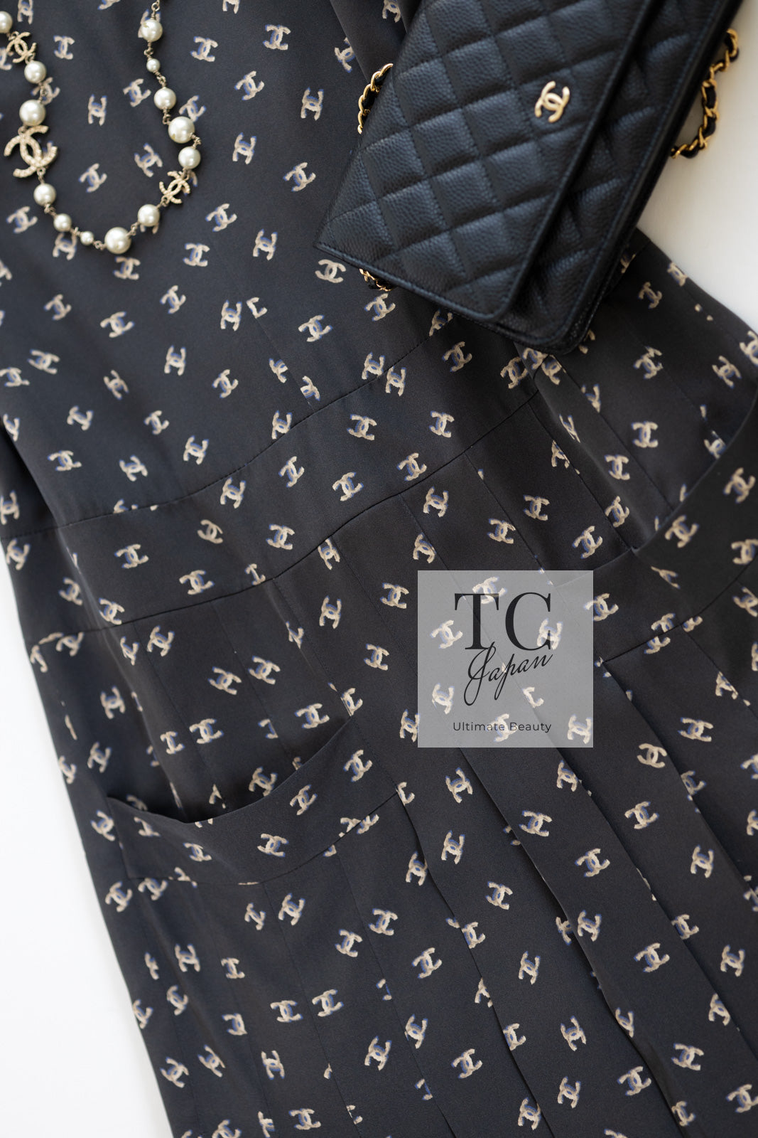 CHANEL 12A Smokey Brown Gray Silk CC Logo Dress 38 シャネル 淡い ブラウン グレー シルク CCロゴいっぱい ワンピース 即発