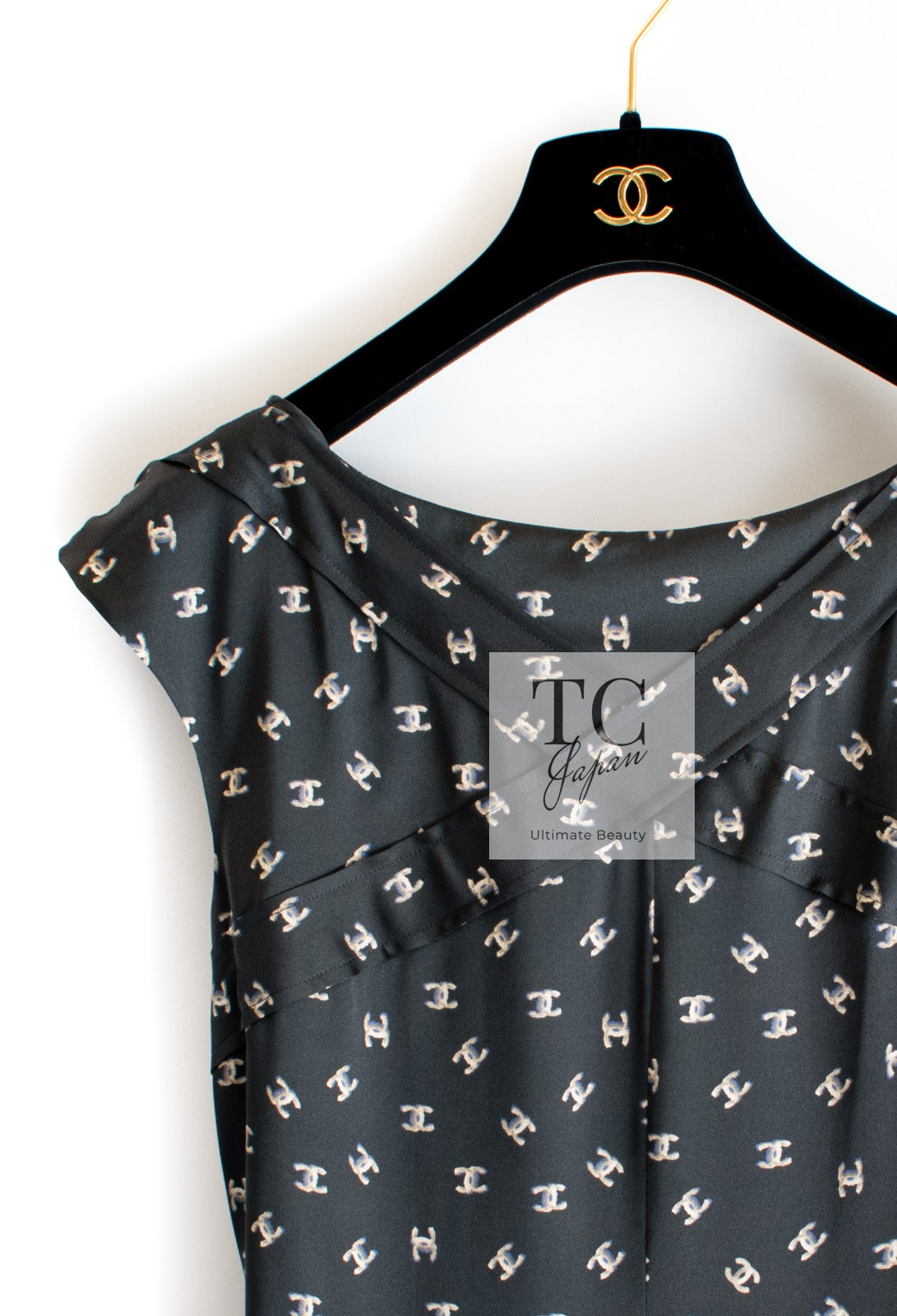 CHANEL 12A Smokey Brown Gray Silk CC Logo Dress 38 シャネル 淡い ブラウン グレー シルク CCロゴいっぱい ワンピース 即発
