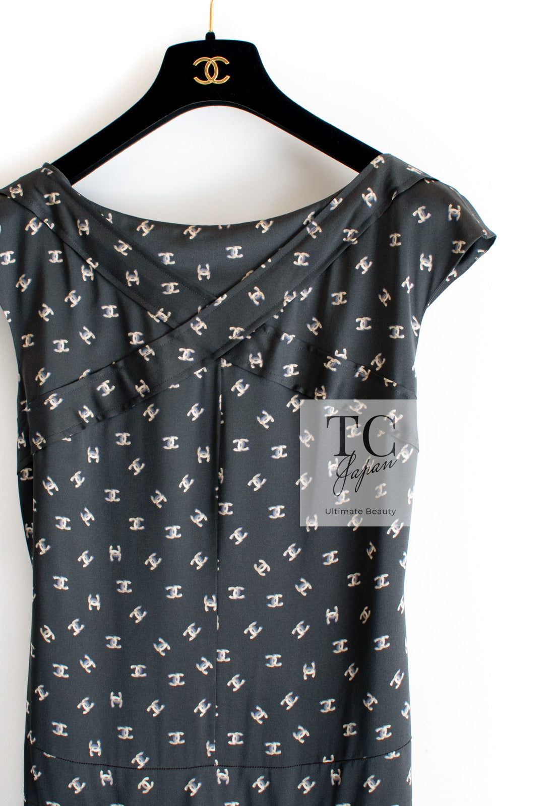 CHANEL 12A Smokey Brown Gray Silk CC Logo Dress 38 シャネル 淡い ブラウン グレー シルク CCロゴいっぱい ワンピース 即発