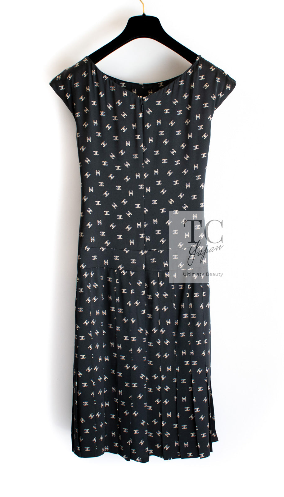 CHANEL 12A Smokey Brown Gray Silk CC Logo Dress 38 シャネル 淡い ブラウン グレー シルク CCロゴいっぱい ワンピース 即発