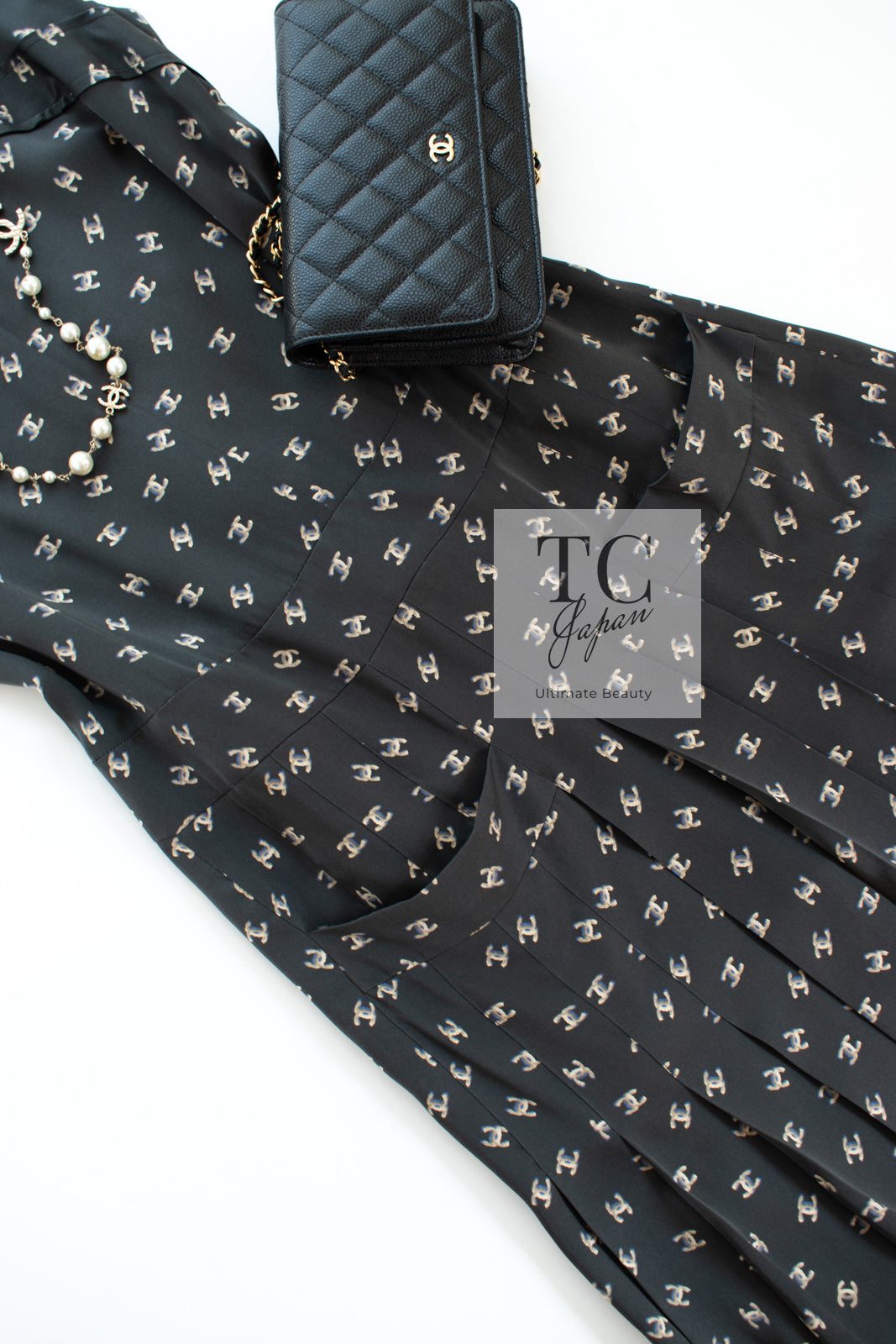 CHANEL 12A Smokey Brown Gray Silk CC Logo Dress 38 シャネル 淡い ブラウン グレー シルク CCロゴいっぱい ワンピース 即発
