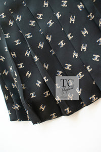 CHANEL 12A Smokey Brown Gray Silk CC Logo Dress 38 シャネル 淡い ブラウン グレー シルク CCロゴいっぱい ワンピース 即発