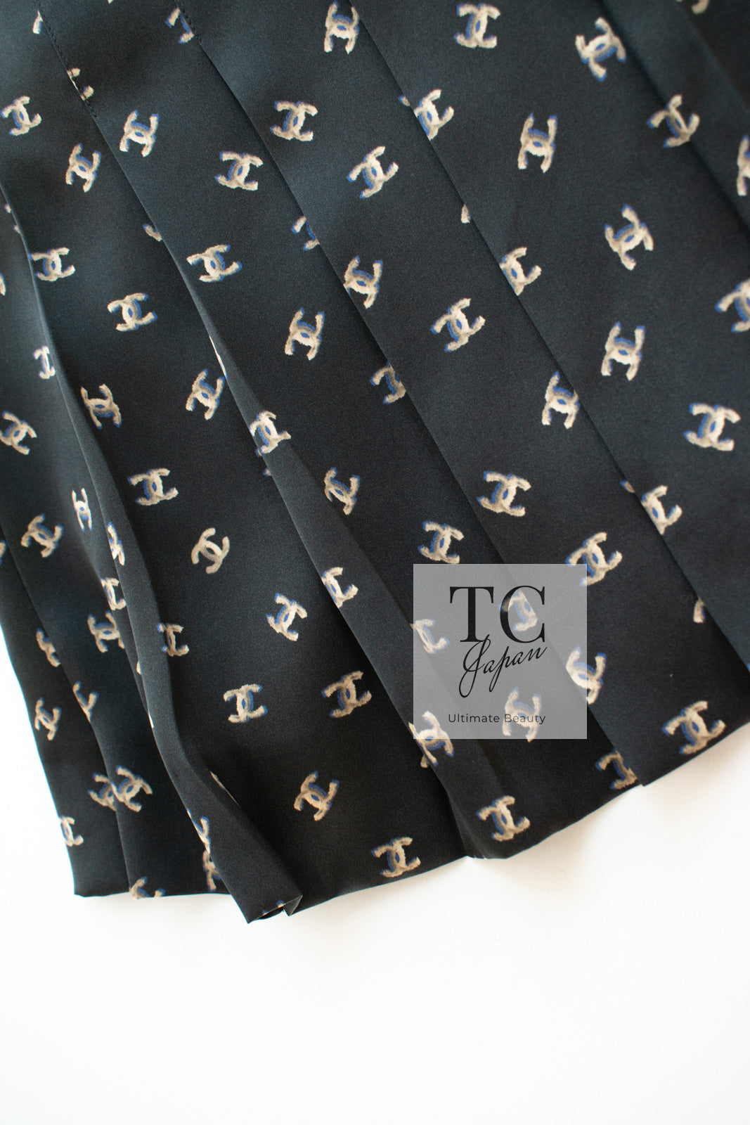 CHANEL 12A Smokey Brown Gray Silk CC Logo Dress 38 シャネル 淡い ブラウン グレー シルク CCロゴいっぱい ワンピース 即発