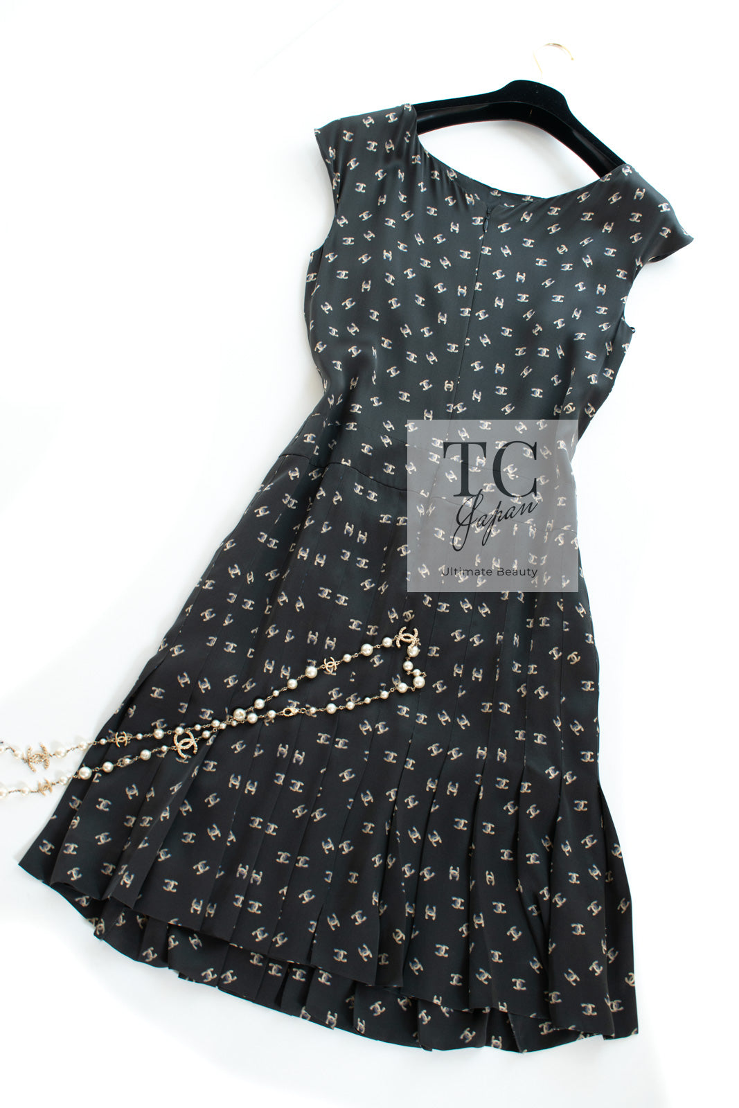 CHANEL 12A Smokey Brown Gray Silk CC Logo Dress 38 シャネル 淡い ブラウン グレー シルク CCロゴいっぱい ワンピース 即発