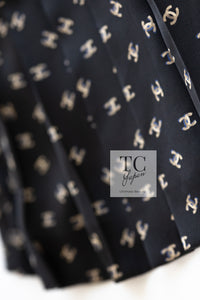 CHANEL 12A Smokey Brown Gray Silk CC Logo Dress 38 シャネル 淡い ブラウン グレー シルク CCロゴいっぱい ワンピース 即発