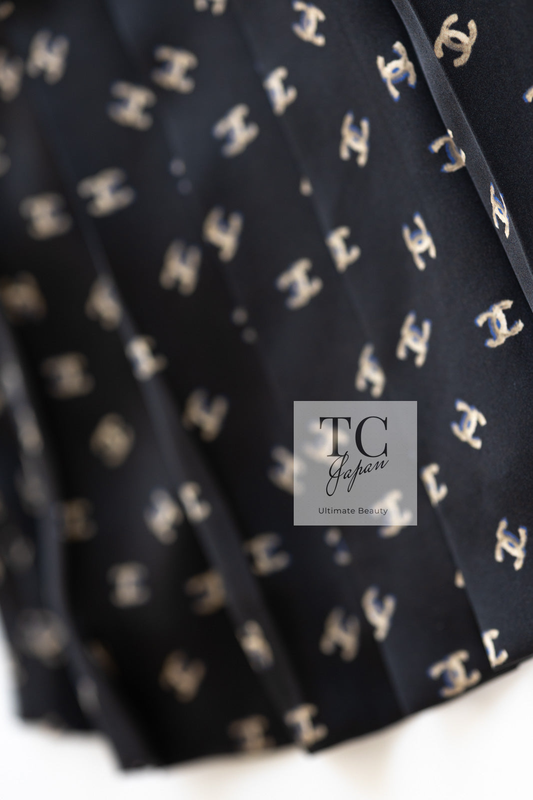 CHANEL 12A Smokey Brown Gray Silk CC Logo Dress 38 シャネル 淡い ブラウン グレー シルク CCロゴいっぱい ワンピース 即発