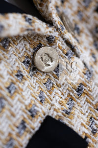 CHANEL 06S Ivory Creme Gold Tone Tweed Jacket Skirt Suit Sharon Stone 36 38 シャネル アイボリー クリーム ゴールド  ツイード ジャケット スカート スーツ 女優シャローン ストーン 即発