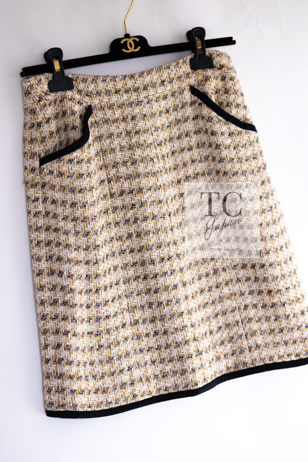 CHANEL 06S Ivory Creme Gold Tone Tweed Jacket Skirt Suit Sharon Stone 36 38 シャネル アイボリー クリーム ゴールド  ツイード ジャケット スカート スーツ 女優シャローン ストーン 即発