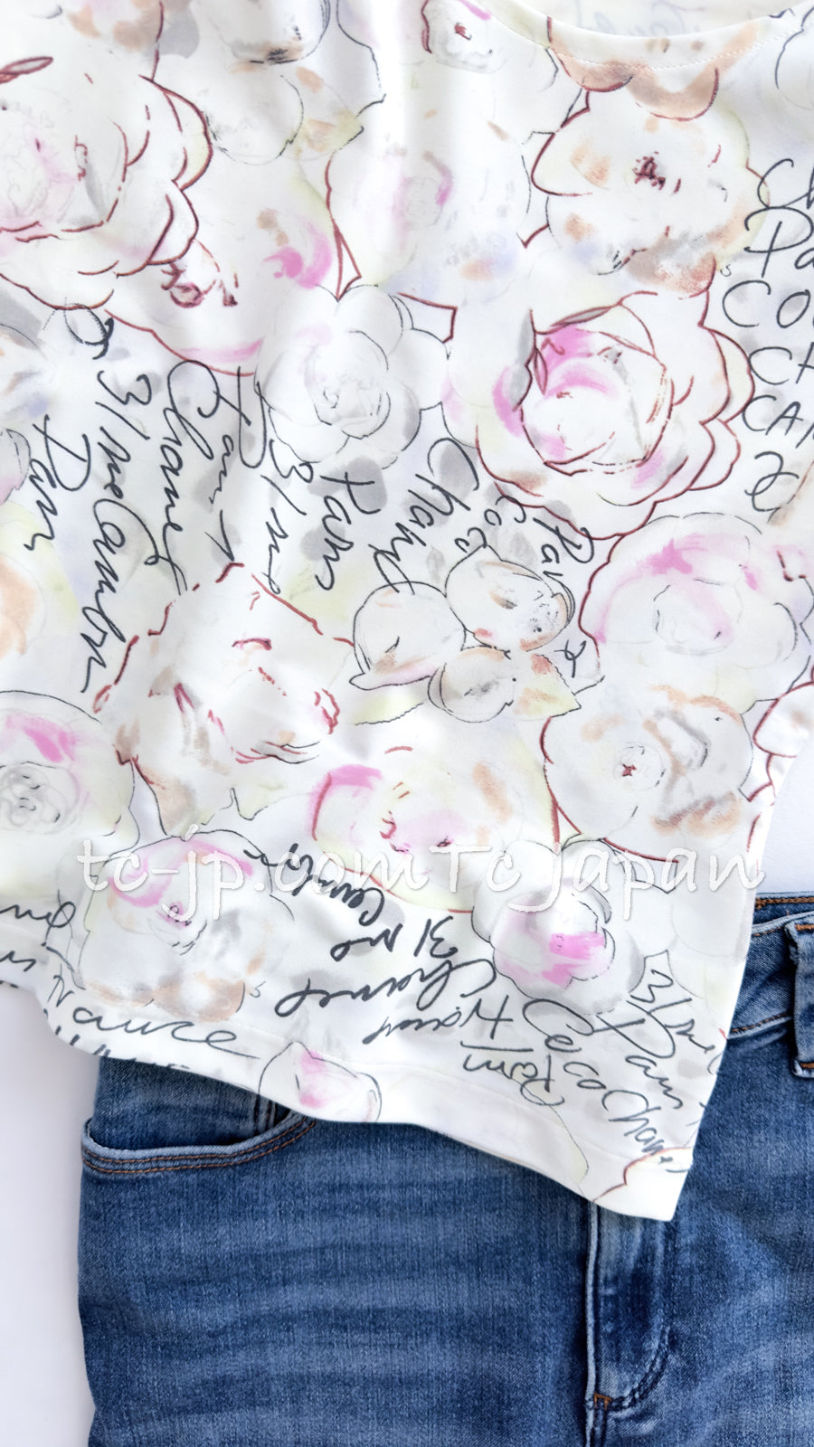 CHANEL 98C Yellow-ish Ivory Camellia T Shirt Tops 36 38 シャネル アイボリー カメリア柄 カール直筆 Tシャツ トップス 即発