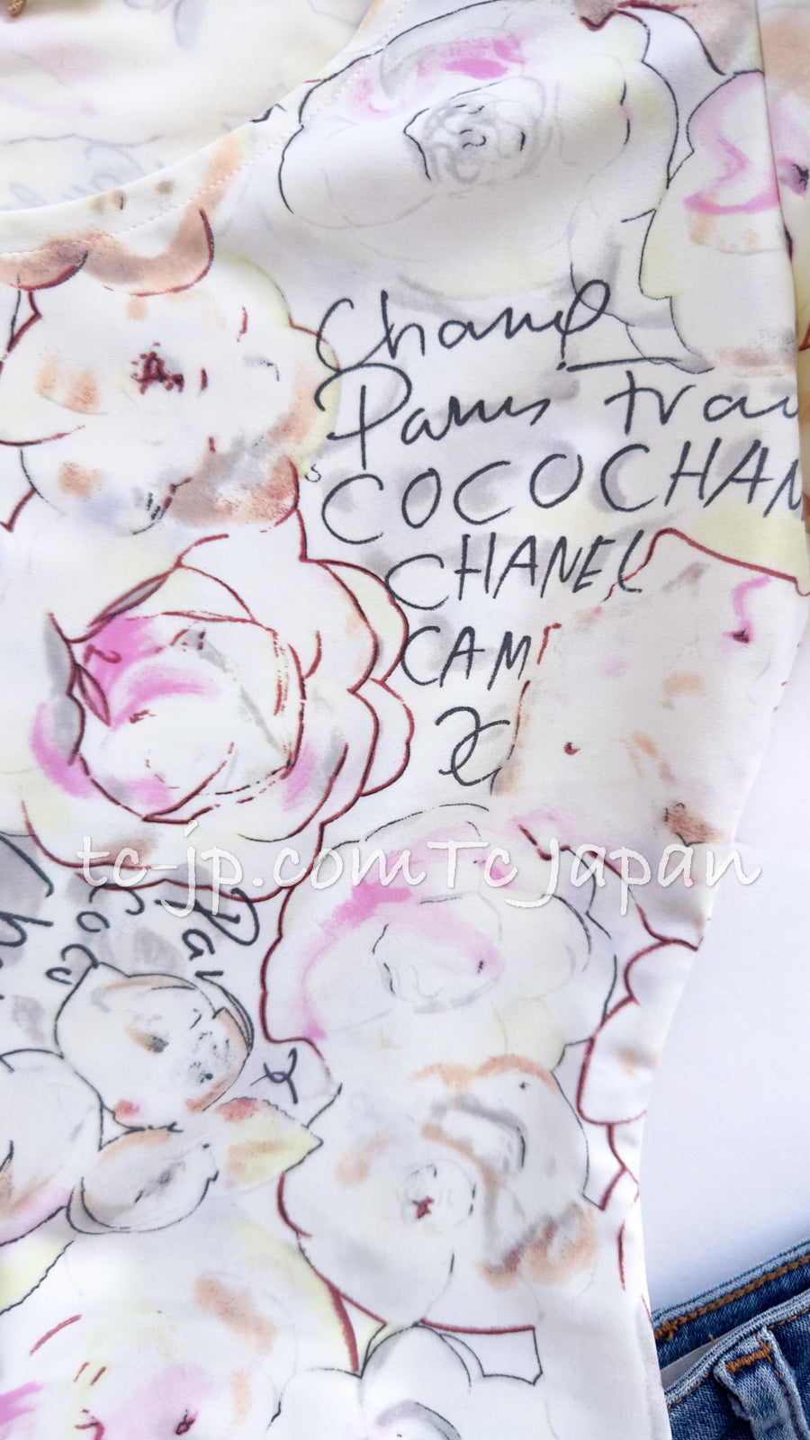 CHANEL 98C Yellow-ish Ivory Camellia T Shirt Tops 36 38 シャネル アイボリー カメリア柄 カール直筆 Tシャツ トップス 即発