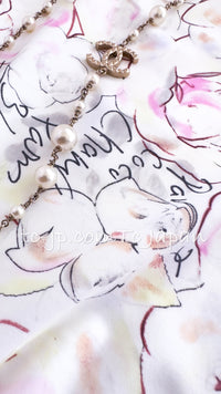 CHANEL 98C Yellow-ish Ivory Camellia T Shirt Tops 36 38 シャネル アイボリー カメリア柄 カール直筆 Tシャツ トップス 即発