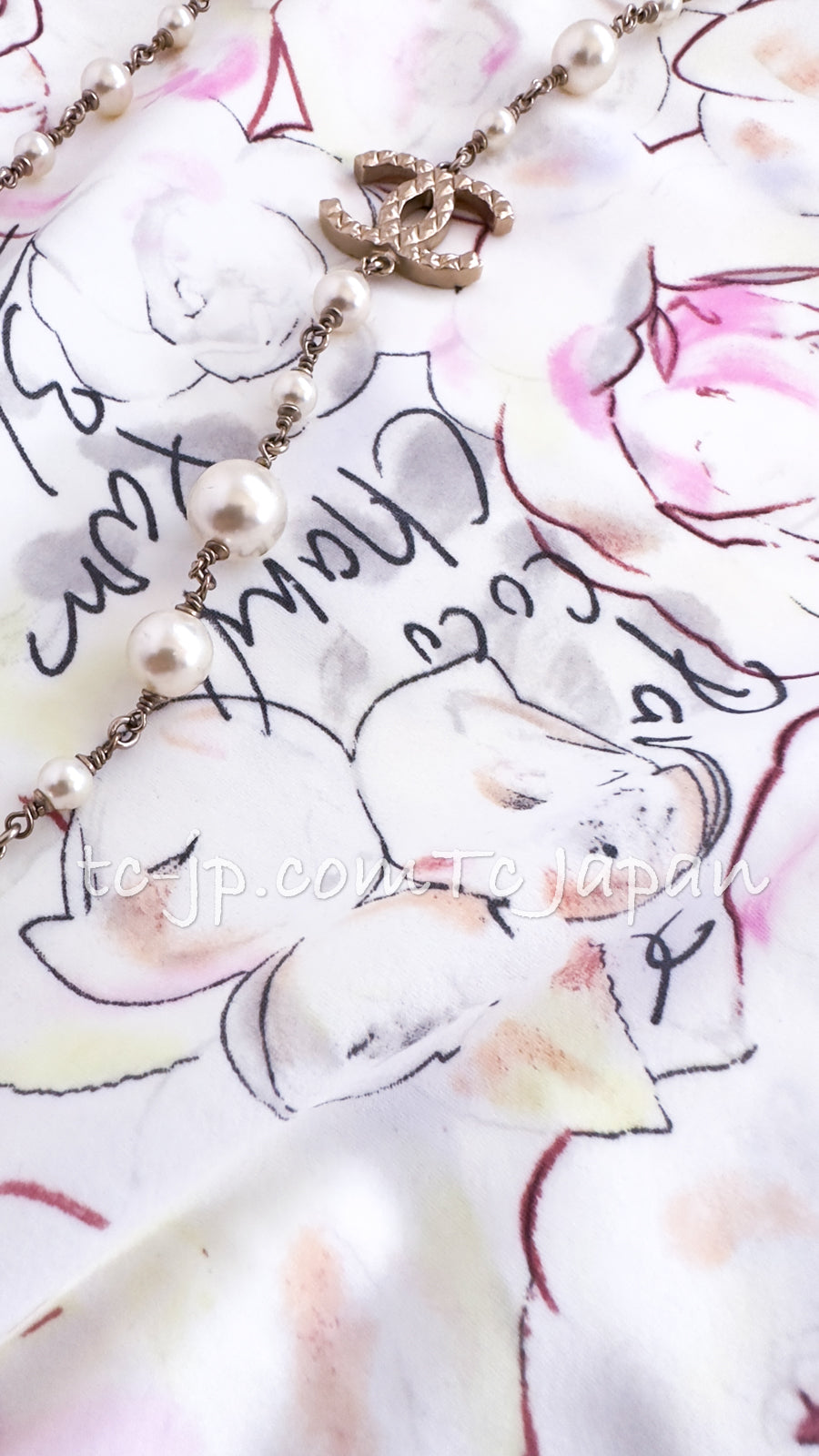 CHANEL 98C Yellow-ish Ivory Camellia T Shirt Tops 36 38 シャネル アイボリー カメリア柄 カール直筆 Tシャツ トップス 即発