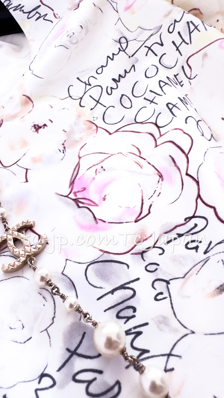 CHANEL 98C Yellow-ish Ivory Camellia T Shirt Tops 36 38 シャネル アイボリー カメリア柄 カール直筆 Tシャツ トップス 即発