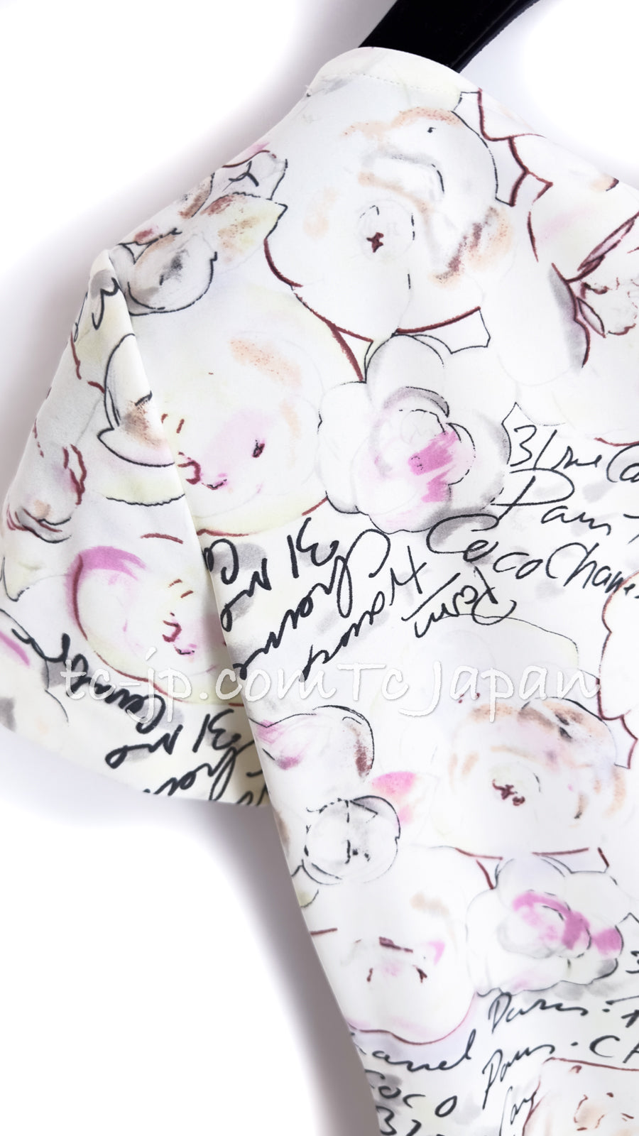 CHANEL 98C Yellow-ish Ivory Camellia T Shirt Tops 36 38 シャネル アイボリー カメリア柄 カール直筆 Tシャツ トップス 即発