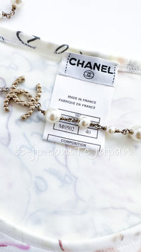 CHANEL 98C Yellow-ish Ivory Camellia T Shirt Tops 36 38 シャネル アイボリー カメリア柄 カール直筆 Tシャツ トップス 即発