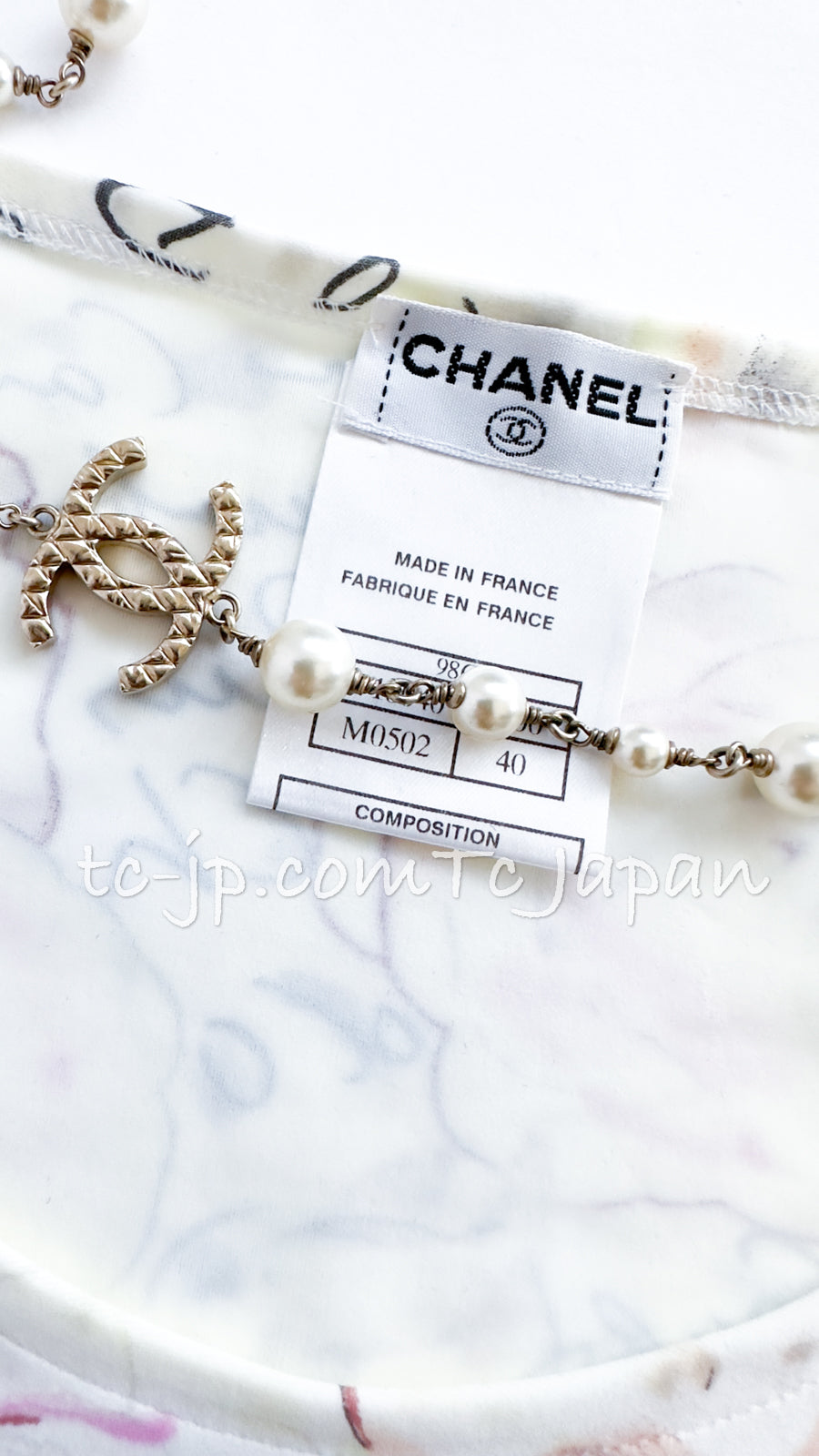 CHANEL 98C Yellow-ish Ivory Camellia T Shirt Tops 36 38 シャネル アイボリー カメリア柄 カール直筆 Tシャツ トップス 即発