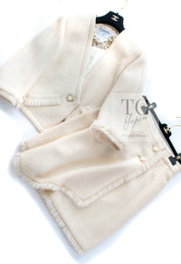 CHANEL 92S Vintage Ivory Camellia Buttons Wool Fringe Tweed Jacket Skirt Suit 40 42 シャネル ヴィンテージ アイボリー カメリアボタン フリンジ ウール ツイード ジャケット スカート スーツ 即発
