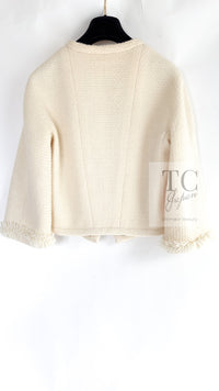 CHANEL 92S Vintage Ivory Camellia Buttons Wool Fringe Tweed Jacket Skirt Suit 40 42 シャネル ヴィンテージ アイボリー カメリアボタン フリンジ ウール ツイード ジャケット スカート スーツ 即発