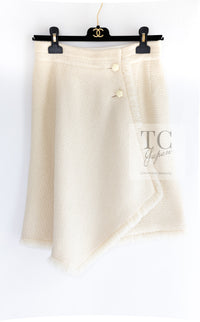 CHANEL 92S Vintage Ivory Camellia Buttons Wool Fringe Tweed Jacket Skirt Suit 40 42 シャネル ヴィンテージ アイボリー カメリアボタン フリンジ ウール ツイード ジャケット スカート スーツ 即発