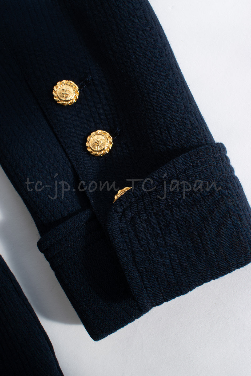 CHANEL 89S Collectible Vintage Navy Wool Belted Tweed Jacket Skirt Suit Gigi 36 38 シャネル 限定版 Gigi ヴィンテージ ネイビー ウール ベルト付 ツイード ジャケット スカート スーツ 即発