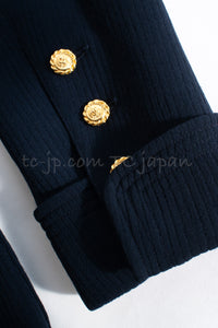 CHANEL 89S Collectible Vintage Navy Wool Belted Tweed Jacket Skirt Suit Gigi 36 38 シャネル 限定版 Gigi ヴィンテージ ネイビー ウール ベルト付 ツイード ジャケット スカート スーツ 即発