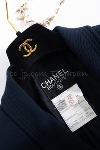 CHANEL 89S Collectible Vintage Navy Wool Belted Tweed Jacket Skirt Suit Gigi 36 38 シャネル 限定版 Gigi ヴィンテージ ネイビー ウール ベルト付 ツイード ジャケット スカート スーツ 即発