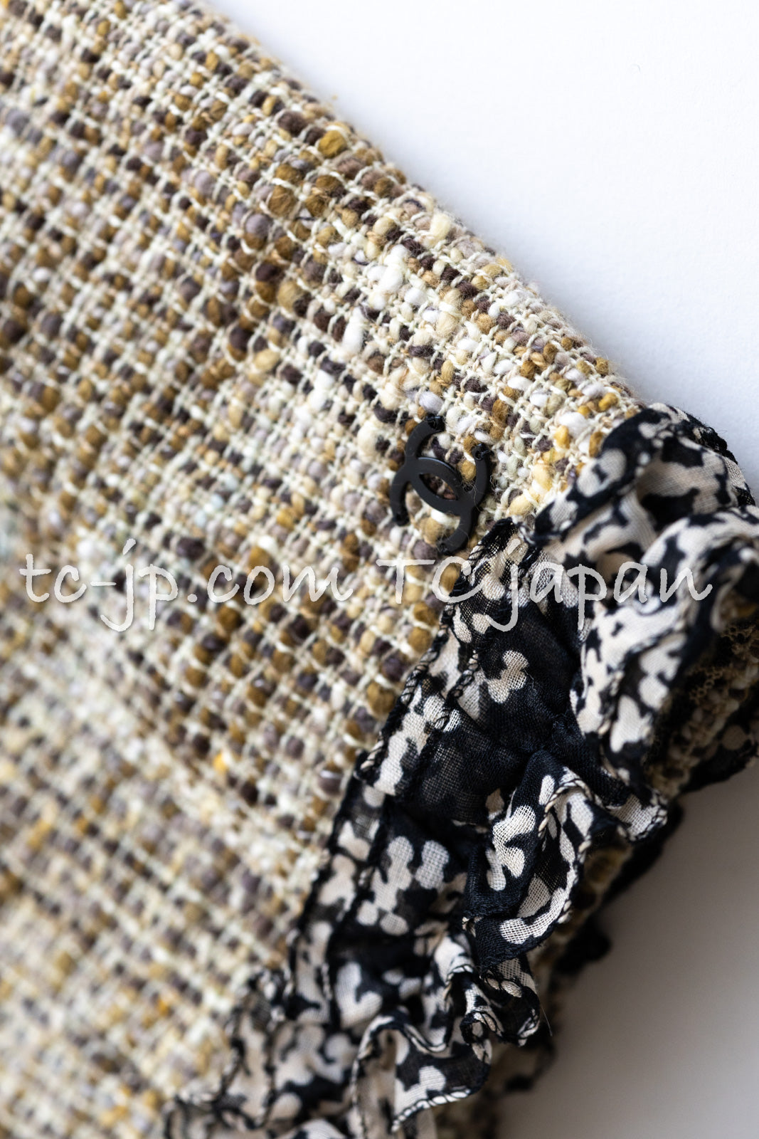 CHANEL 03S Beige Cotton Ruffled Floral Trim Tweed Jacket 36 38 シャネル ベージュ コットン ラッフル フローラルトリム ツイード ジャケット 即発