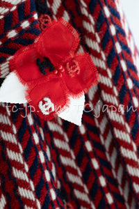 CHANEL 04A Red Navy Tricolore Wool Tweed Many CC Logo Trim Jacket 36 ④ シャネル レッド トリコロール ウール 限定版 コレクティブル ツイード ジャケット CCマーク多数 カメリアブローチ付 即発