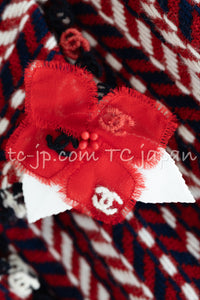 CHANEL 04A Red Navy Tricolore Wool Tweed Many CC Logo Trim Jacket 36 ④ シャネル レッド トリコロール ウール 限定版 コレクティブル ツイード ジャケット CCマーク多数 カメリアブローチ付 即発