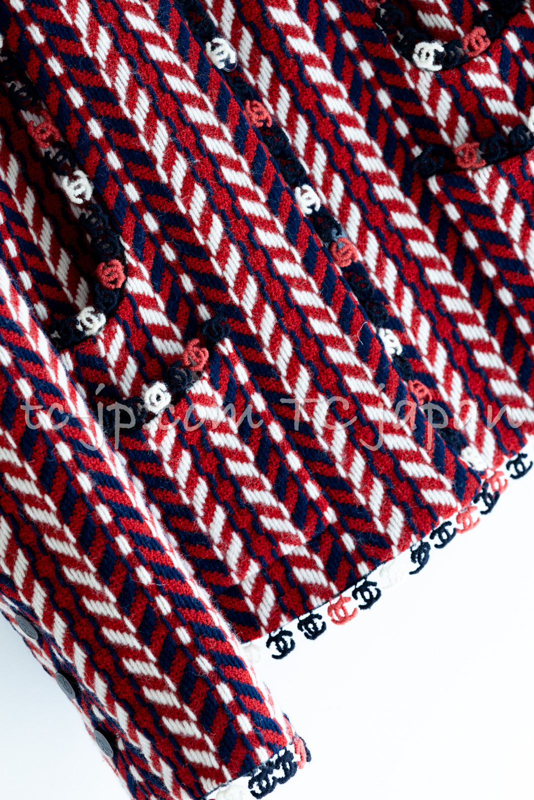 CHANEL 04A Red Navy Tricolore Wool Tweed Many CC Logo Trim Jacket 36 ④ シャネル レッド トリコロール ウール 限定版 コレクティブル ツイード ジャケット CCマーク多数 カメリアブローチ付 即発