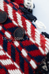 CHANEL 04A Red Navy Tricolore Wool Tweed Many CC Logo Trim Jacket 36 ④ シャネル レッド トリコロール ウール 限定版 コレクティブル ツイード ジャケット CCマーク多数 カメリアブローチ付 即発