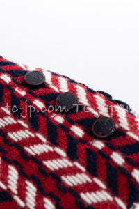 CHANEL 04A Red Navy Tricolore Wool Tweed Many CC Logo Trim Jacket 36 ④ シャネル レッド トリコロール ウール 限定版 コレクティブル ツイード ジャケット CCマーク多数 カメリアブローチ付 即発