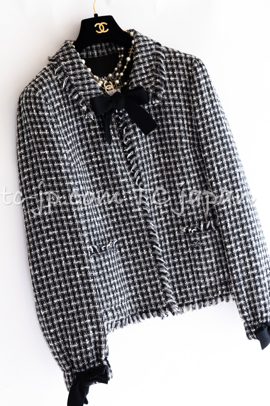 CHANEL 04PF Black Ivory Bow Ribbon Jacket Skirt 36 シャネル ブラック アイボリー リボン ツイード ジャケット スカート 即発