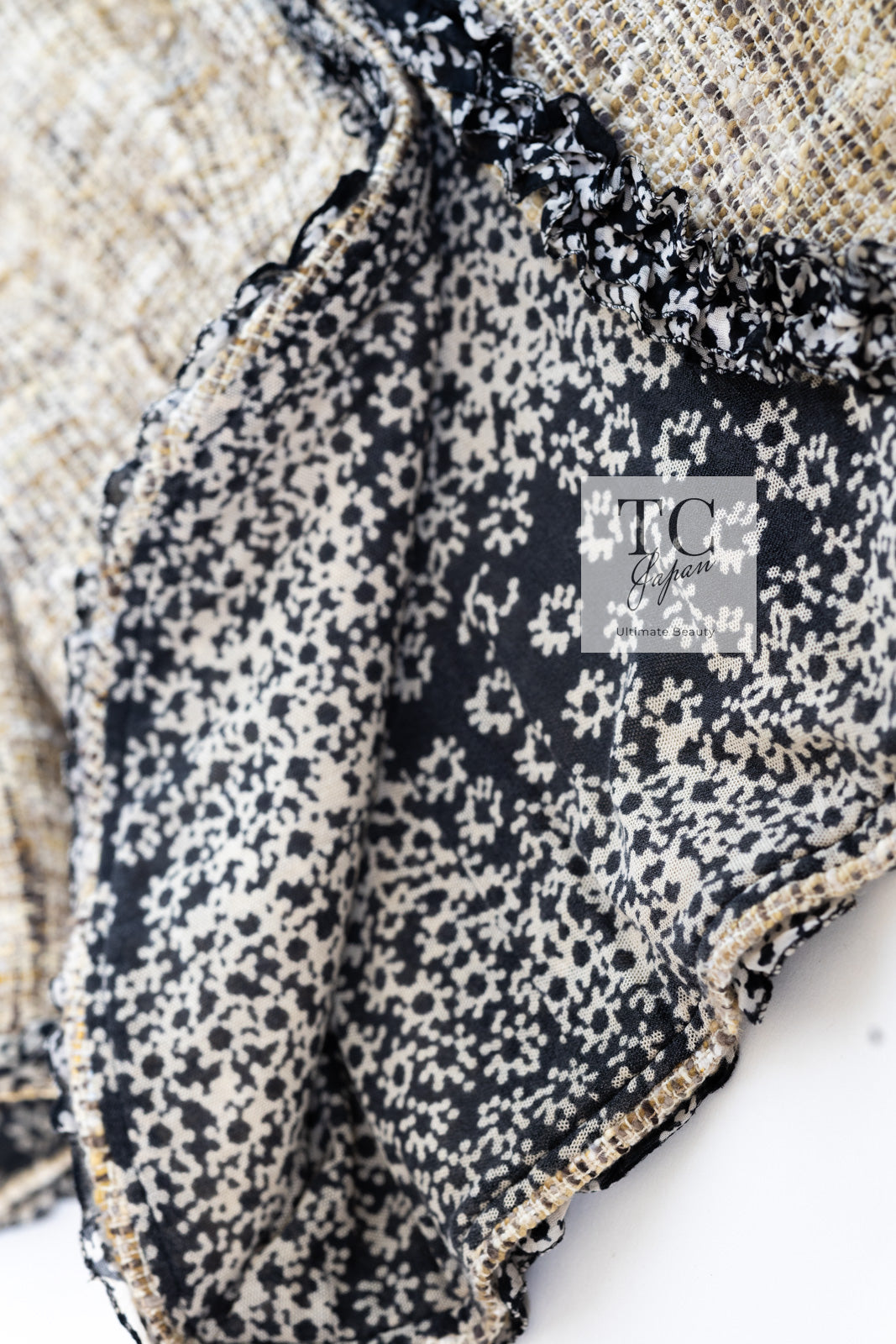 CHANEL 03S Beige Cotton Ruffled Floral Trim Tweed Jacket 36 38 シャネル ベージュ コットン ラッフル フローラルトリム ツイード ジャケット 即発