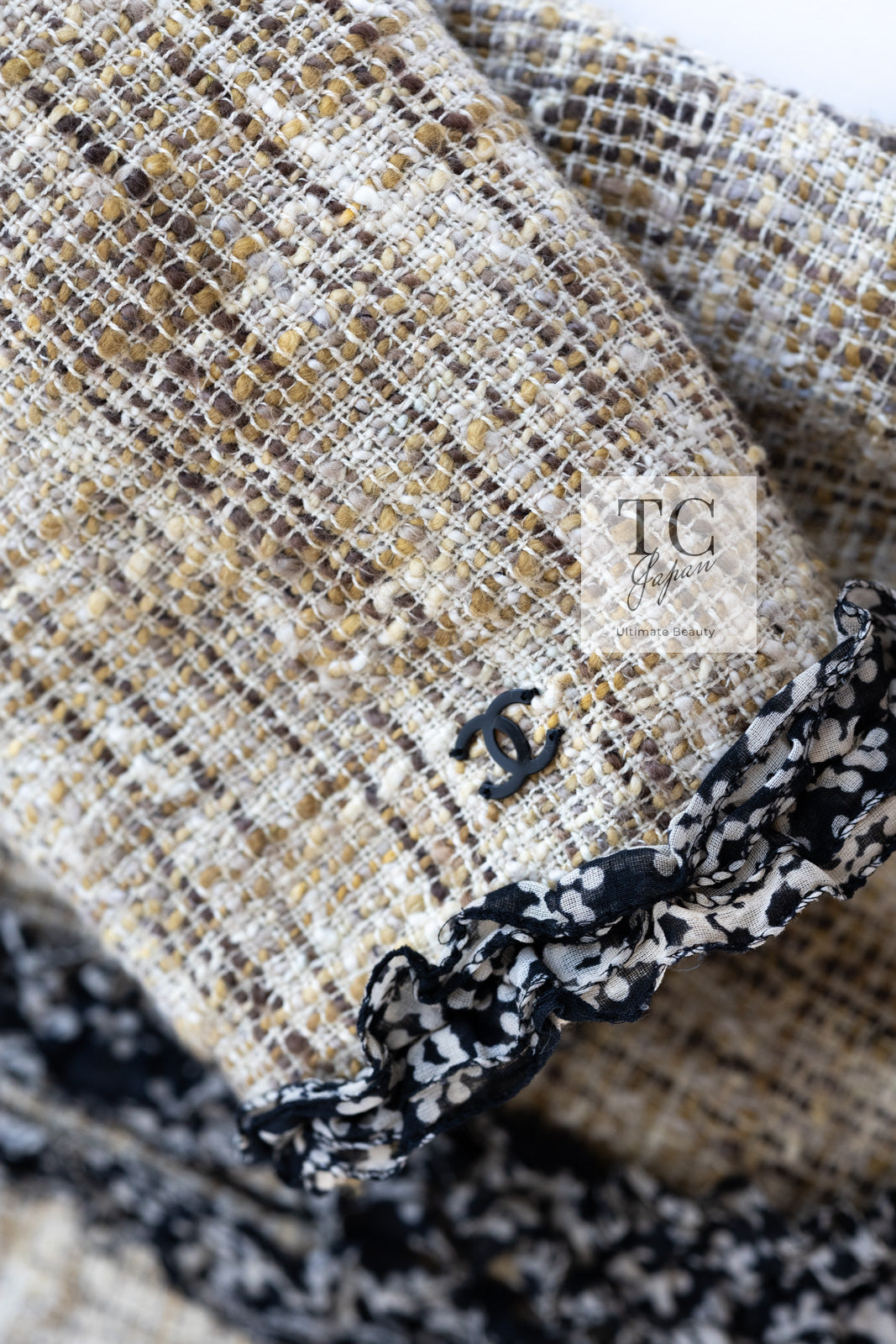 CHANEL 03S Beige Cotton Ruffled Floral Trim Tweed Jacket 36 38 シャネル ベージュ コットン ラッフル フローラルトリム ツイード ジャケット 即発