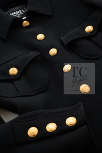 CHANEL 96A Vintage Black Wool 100 Gold CC Logo Buttons Military Jacket Skirt Suit 36 シャネル ヴィンテージ ブラック ウール 100% ゴールド CC ロゴ ボタン ミリタリー ジャケット スカート スーツ 即発