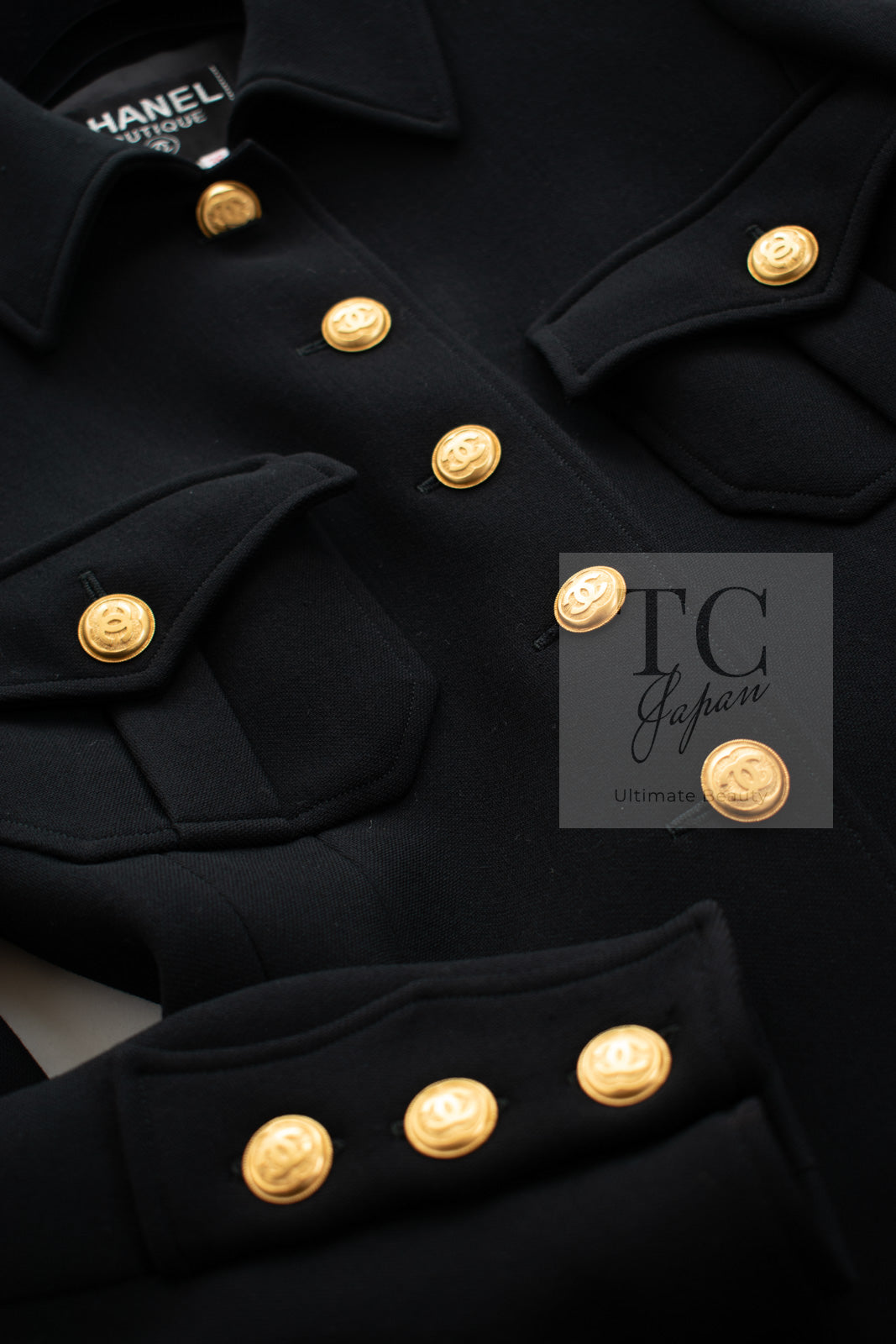 CHANEL 96A Vintage Black Wool 100 Gold CC Logo Buttons Military Jacket Skirt Suit 36 シャネル ヴィンテージ ブラック ウール 100% ゴールド CC ロゴ ボタン ミリタリー ジャケット スカート スーツ 即発