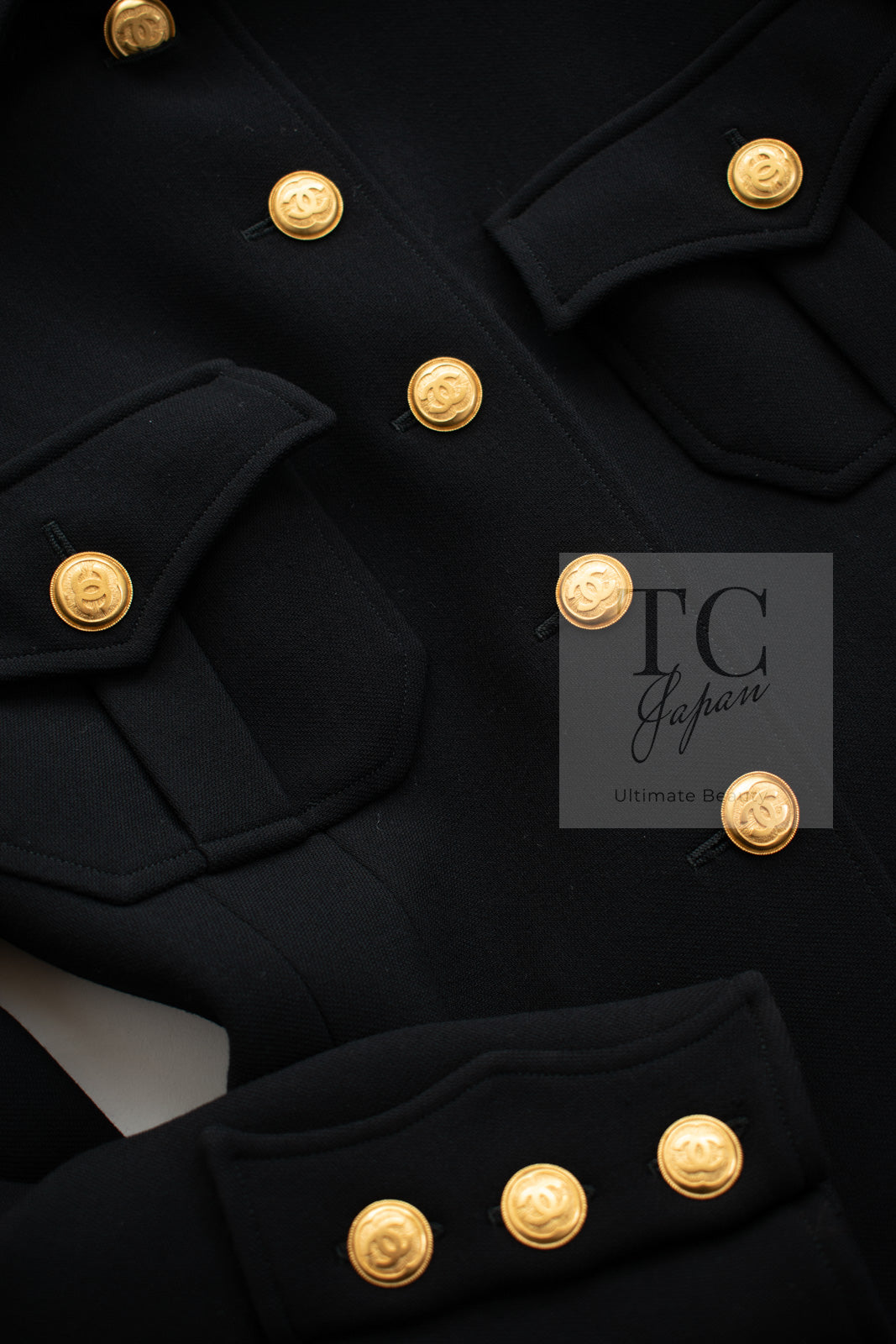 CHANEL 96A Vintage Black Wool 100 Gold CC Logo Buttons Military Jacket Skirt Suit 36 シャネル ヴィンテージ ブラック ウール 100% ゴールド CC ロゴ ボタン ミリタリー ジャケット スカート スーツ 即発