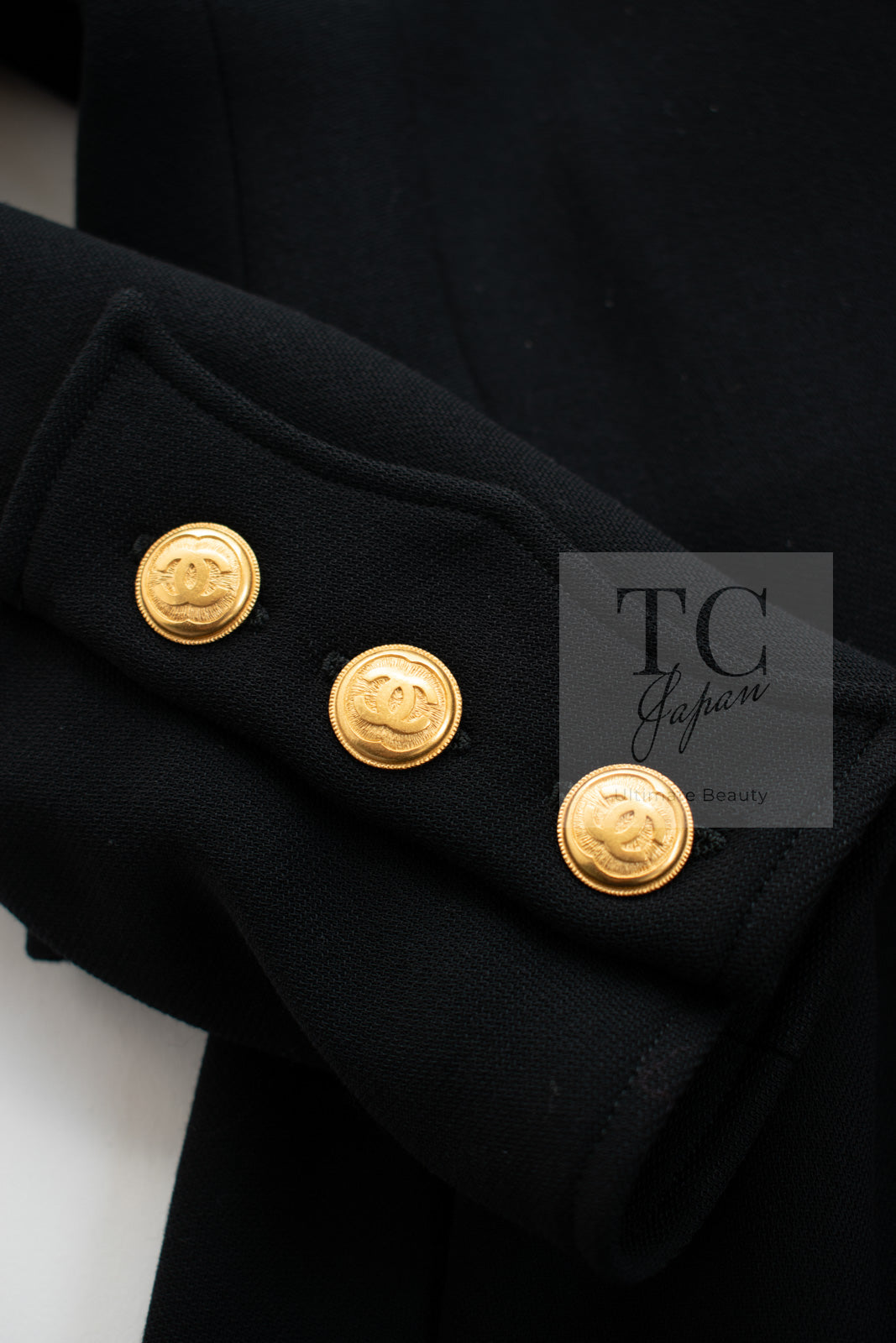 CHANEL 96A Vintage Black Wool 100 Gold CC Logo Buttons Military Jacket Skirt Suit 36 シャネル ヴィンテージ ブラック ウール 100% ゴールド CC ロゴ ボタン ミリタリー ジャケット スカート スーツ 即発