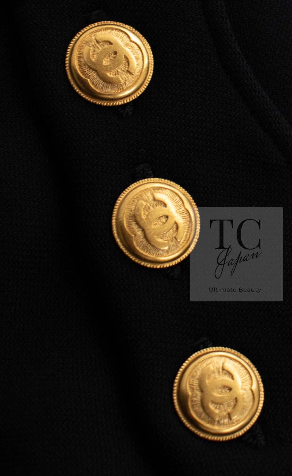 CHANEL 96A Vintage Black Wool 100 Gold CC Logo Buttons Military Jacket Skirt Suit 36 シャネル ヴィンテージ ブラック ウール 100% ゴールド CC ロゴ ボタン ミリタリー ジャケット スカート スーツ 即発