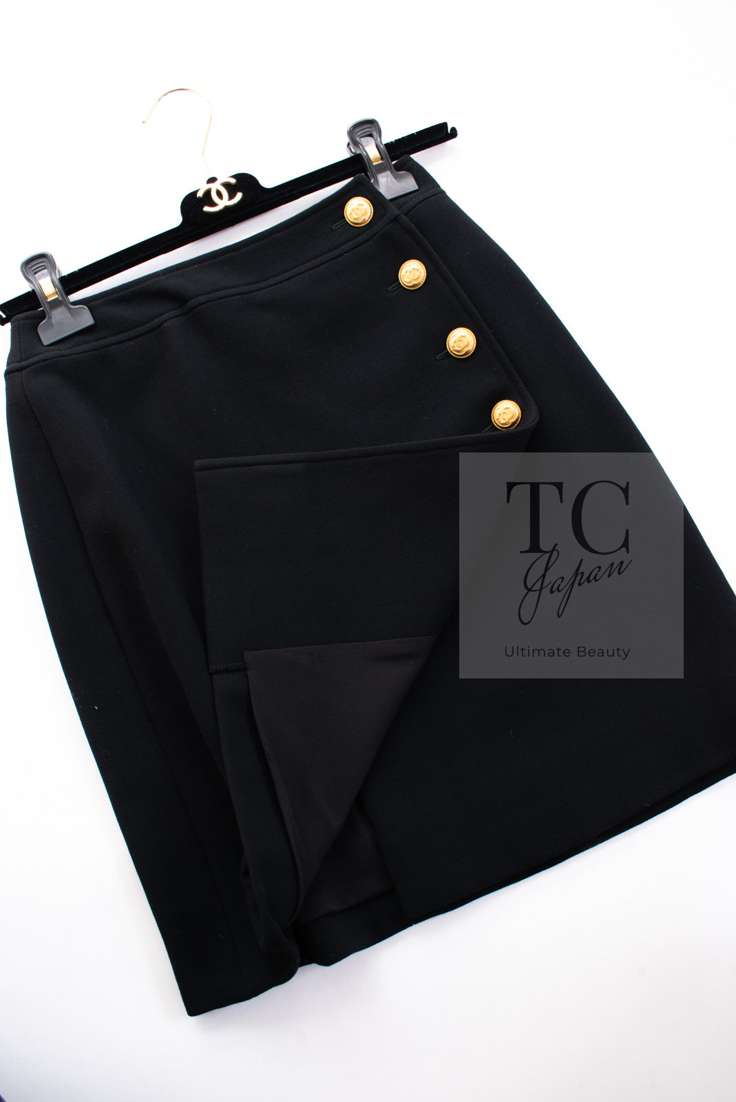 CHANEL 96A Vintage Black Wool 100 Gold CC Logo Buttons Military Jacket Skirt Suit 36 シャネル ヴィンテージ ブラック ウール 100% ゴールド CC ロゴ ボタン ミリタリー ジャケット スカート スーツ 即発