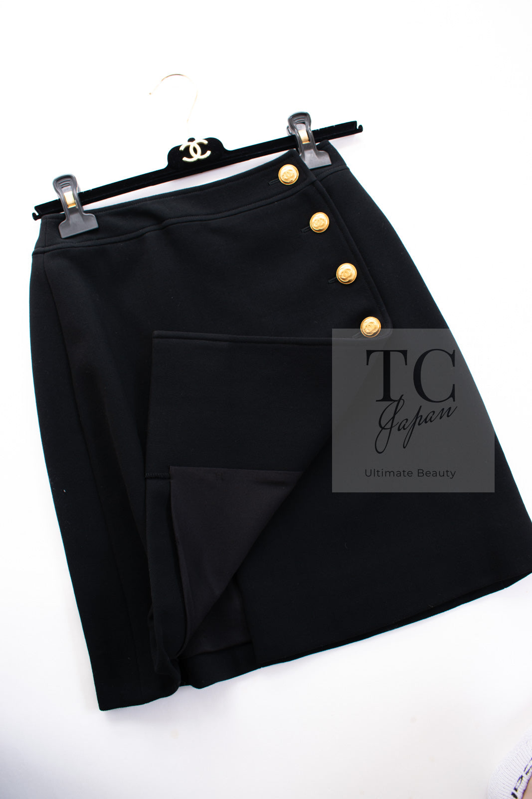 CHANEL 96A Vintage Black Wool 100 Gold CC Logo Buttons Military Jacket Skirt Suit 36 シャネル ヴィンテージ ブラック ウール 100% ゴールド CC ロゴ ボタン ミリタリー ジャケット スカート スーツ 即発
