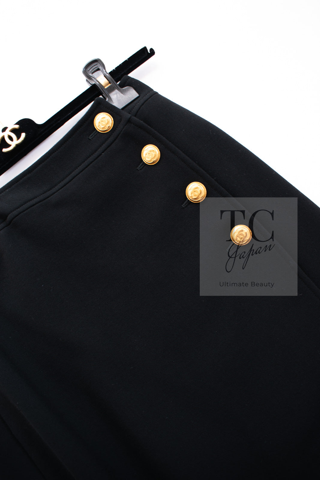 CHANEL 96A Vintage Black Wool 100 Gold CC Logo Buttons Military Jacket Skirt Suit 36 シャネル ヴィンテージ ブラック ウール 100% ゴールド CC ロゴ ボタン ミリタリー ジャケット スカート スーツ 即発