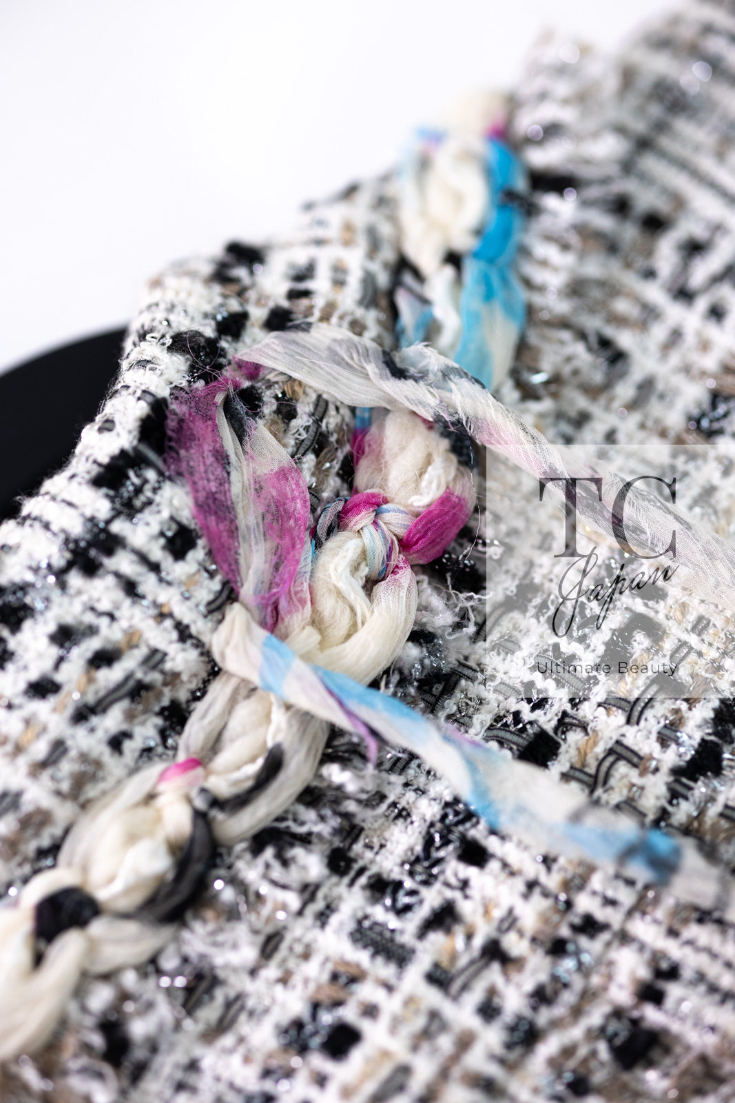 CHANEL 07C White Gray Graffiti CC Logo Tweed Jacket 38 40 42 シャネル ホワイト グレー グラフィティ ロゴ ツイード ジャケット 即発